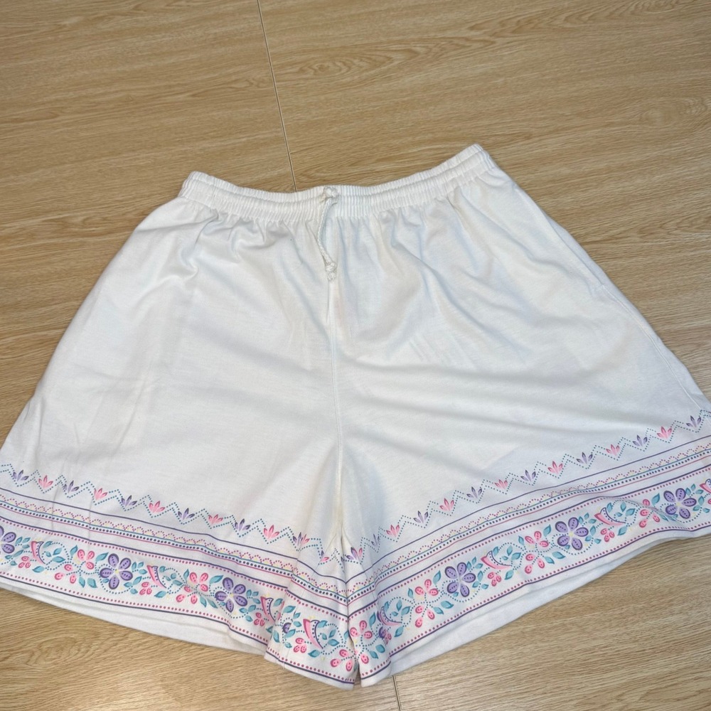 Vintage Blast Petites White Floral Border Print High Waist Shorts Medium NWT